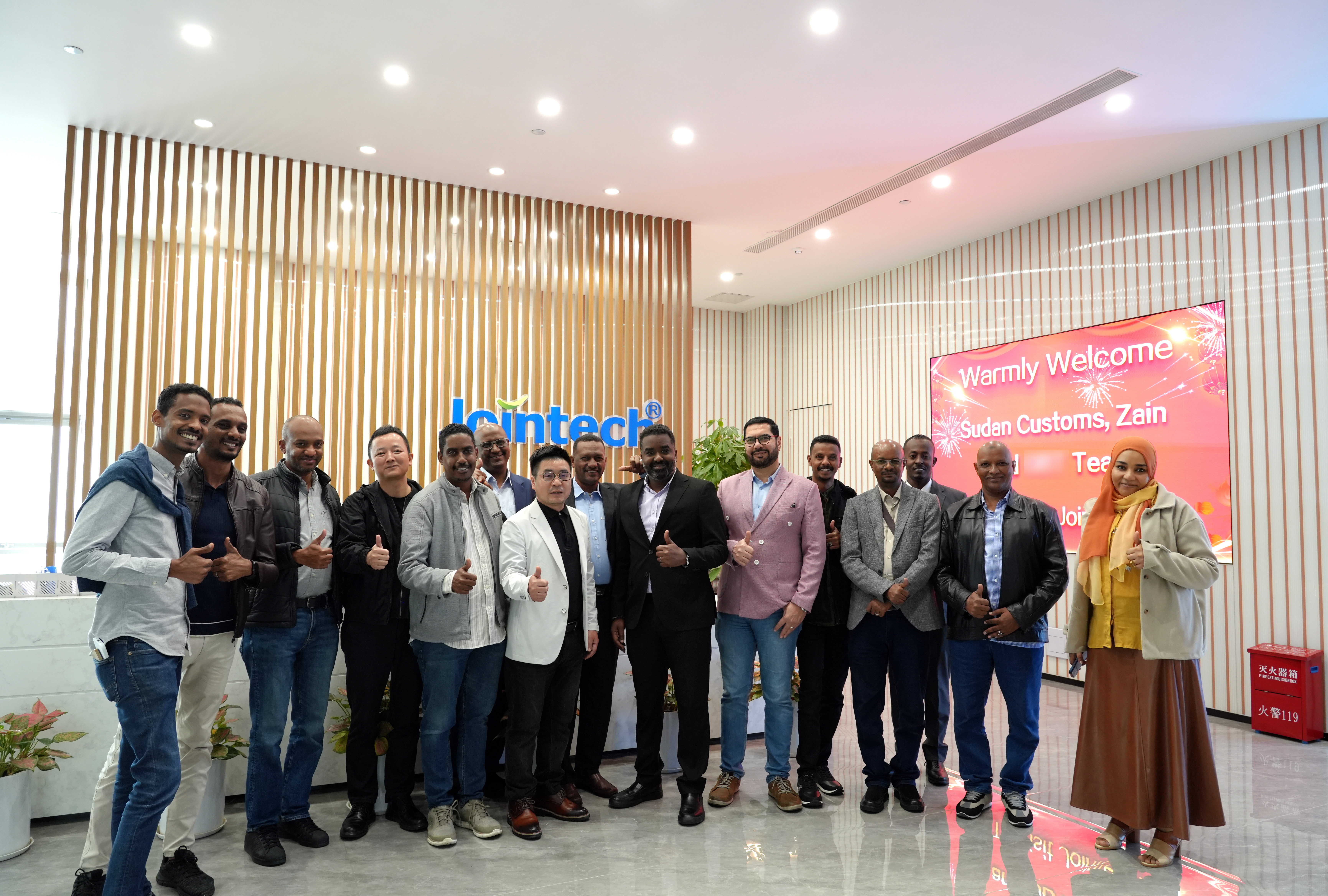 前台大合照1模糊第三方 前台大合照1模糊第三方